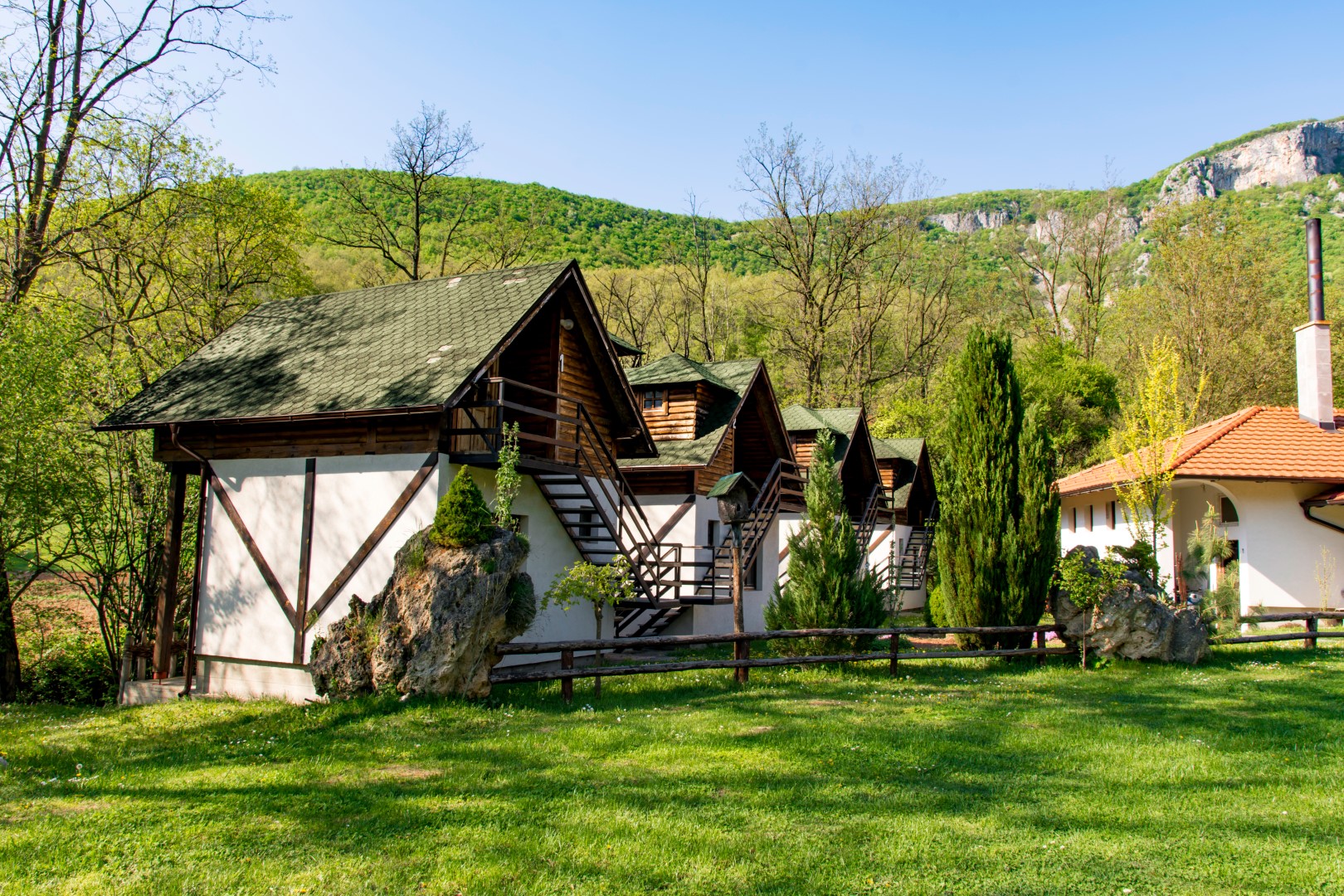Naturhäuschen Waldhütten Deutschland s.jpg