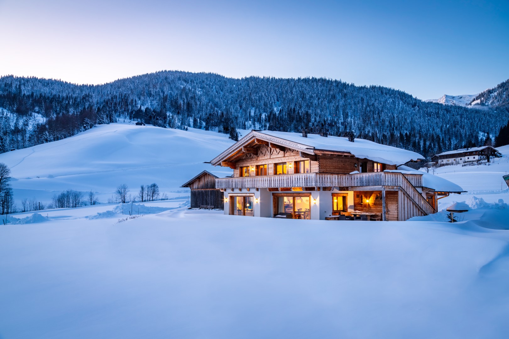 Luxus-Ferienchalet in verschneiter Landschaft